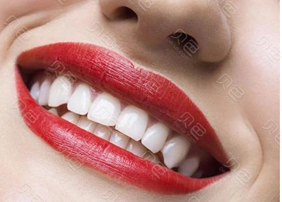 整齐洁白漂亮的牙齿