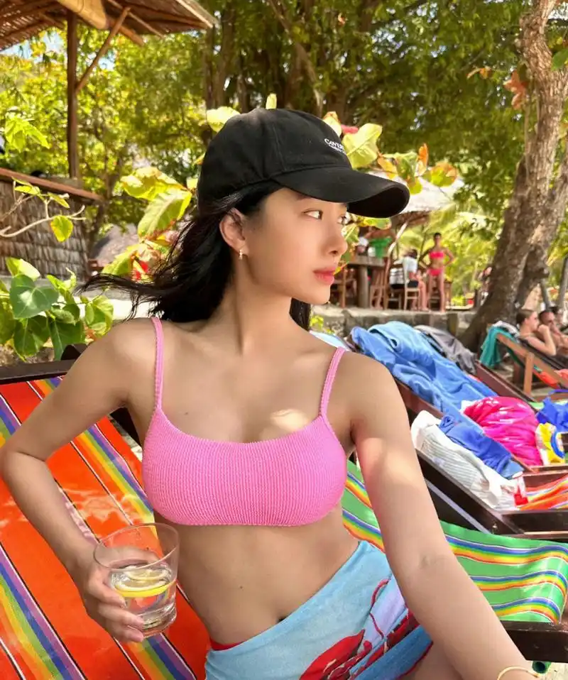 杨采钰海边比基尼大片,不仅身材棒,颜值也高,一笑起来两个酒窝很治愈.