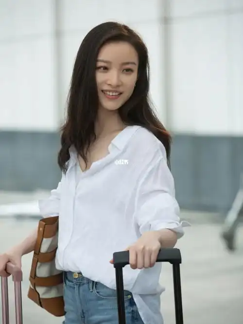 《流金岁月》里倪妮的穿搭真的是行走的教科书,尤其是她穿牛仔裤,剧中