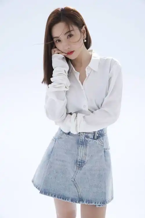 杨蓉生日写真释出衬衫短裙甜美优雅