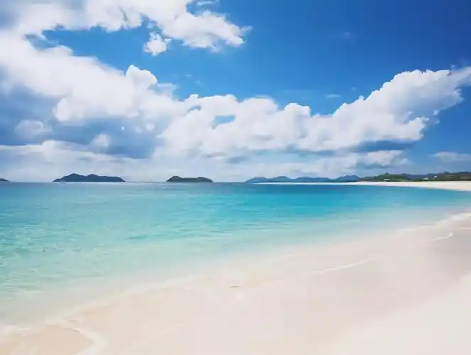 蓝天白云明亮背景大海唯美清新壁纸度假旅游