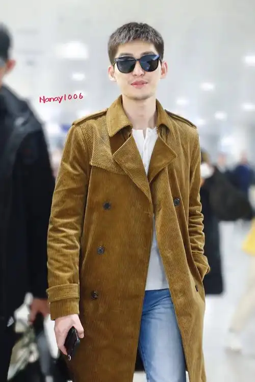 张翰戴墨镜穿棕色长款大衣现身机场,皮肤白皙帅气十足
