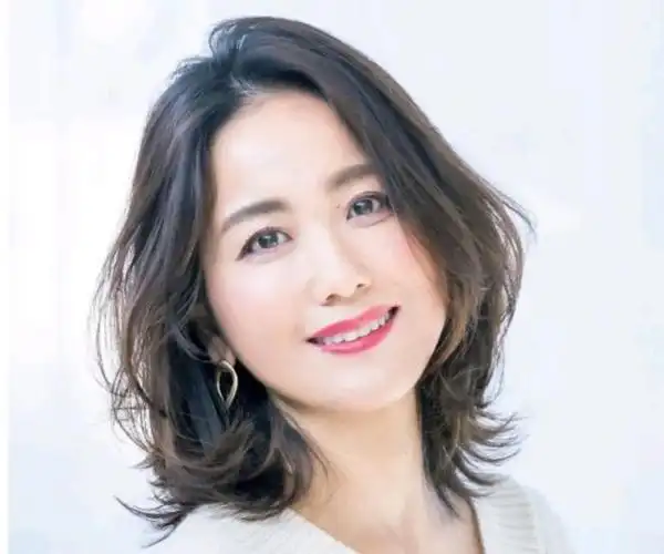 这才是50岁女人最应该尝试的发型,它叫"齐肩烫",减龄显年轻