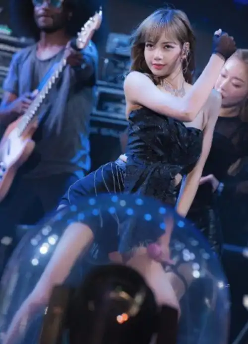 lisa舞台高清图,连头发丝都会跳舞,"人间芭比"不是白叫的!