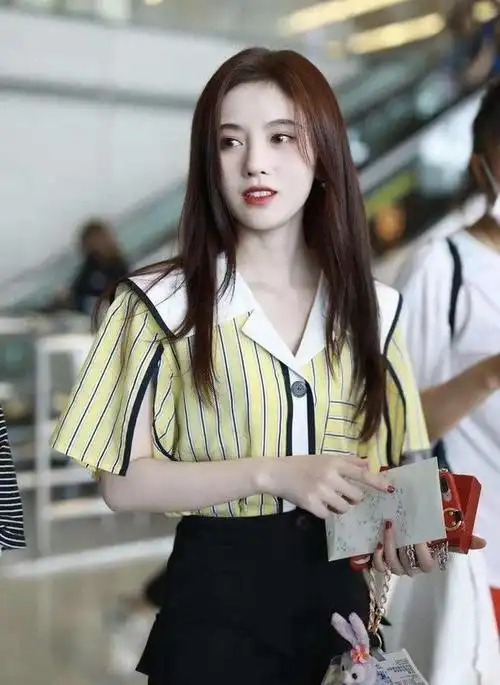 唐艺昕身穿oversize条纹衬衫现机场短裤配老爹鞋尽显街头风格