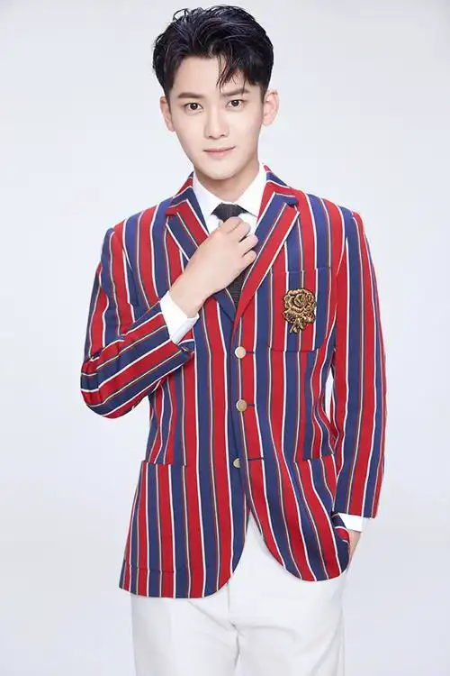 熊梓淇西装写真曝光 演绎俏皮禁欲诱惑