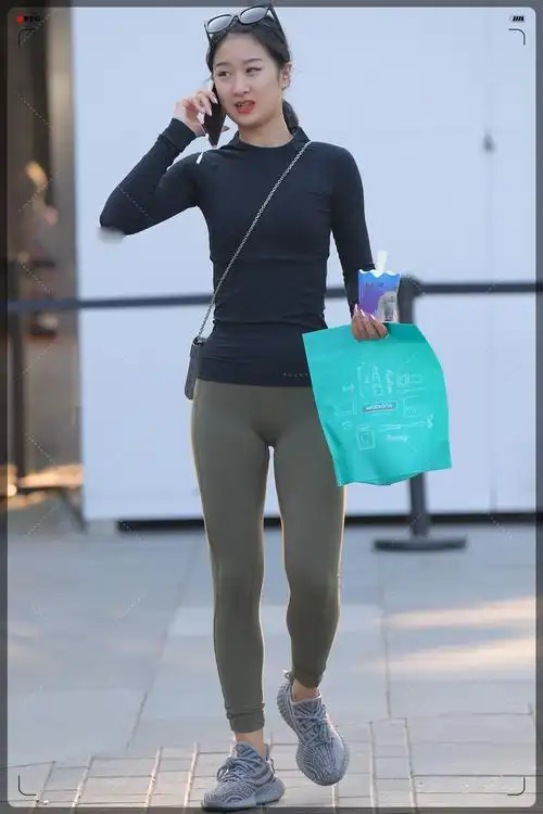 紧身衣搭配紧身裤,自信又高级,穿出新风格