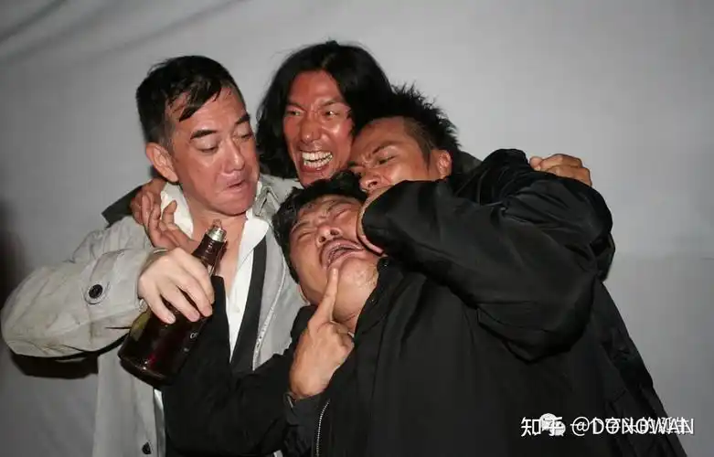 私下,吴镇宇,黄秋生和刘青云,黄子华,张达明,黎耀祥组成相亲相爱的"