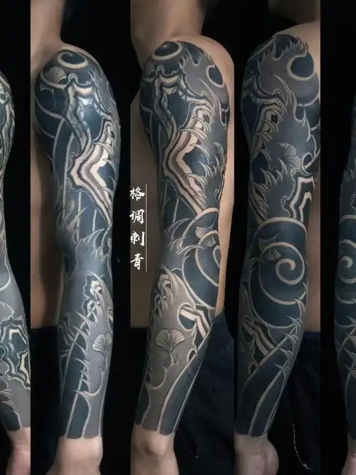 作品简介:日式浪花臂收工.前后一共五次,这个靓仔特别能抗伤害