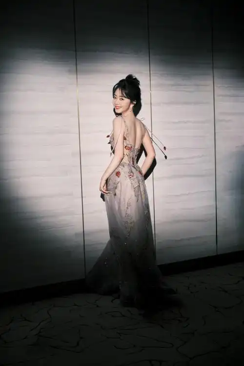 谭松韵丨繁花油画纱裙造型谭松韵身着一袭烟灰色繁花点缀长裙