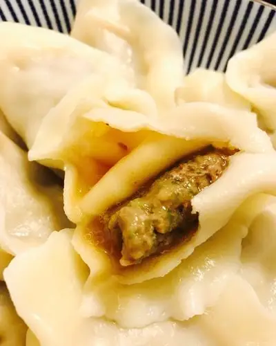 木子小小厨做的不加一滴水却鲜嫩多汁的芹菜牛肉馅饺子