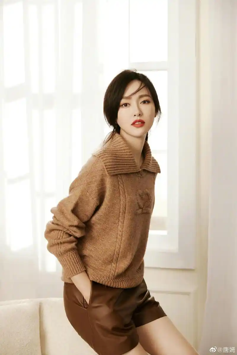 组图:唐嫣分享初秋氛围感随拍 毛衣穿搭甜笑温暖治愈