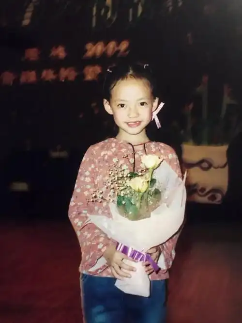 焦恩俊女儿焦曼婷晒小时候照片前两张好美最后一张眉毛怎么啦