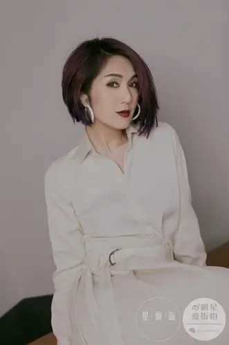 杨千嬅最新时尚大片曝光,她依然是那个留着标志性紫色短发,有着明媚