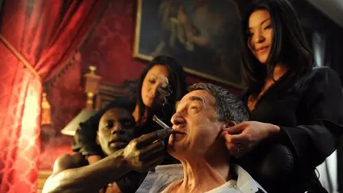 五分钟看完爆笑法国喜剧《触不可及》让你笑着流泪的电影超感人!