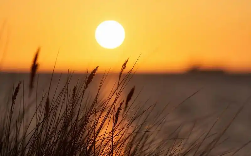 江边日落黄昏唯美意境夕阳风光高清桌面壁纸