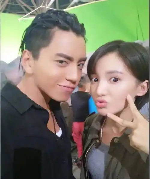 在《花样姐姐》里,和曾舜晞举止亲密,金晨要下水游泳,曾舜晞非常自然