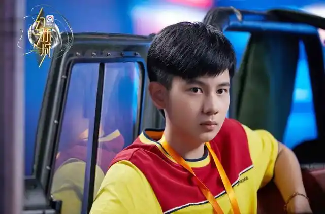 易烊千玺室友都有谁胡先煦曝光千玺宿舍熄灯后最喜欢做的事