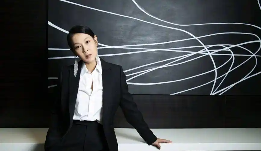 原创51岁的刘若英状态真好身穿黑色西装搭配白色衬衫帅气又干练