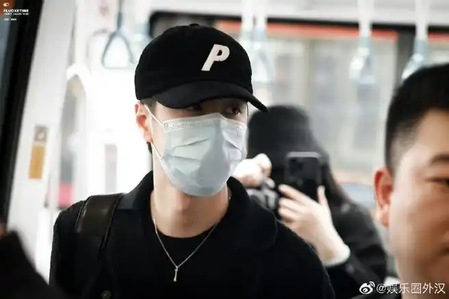 王一博洛杉矶机场饭拍#王一博北京7615洛杉矶抵达路透all black