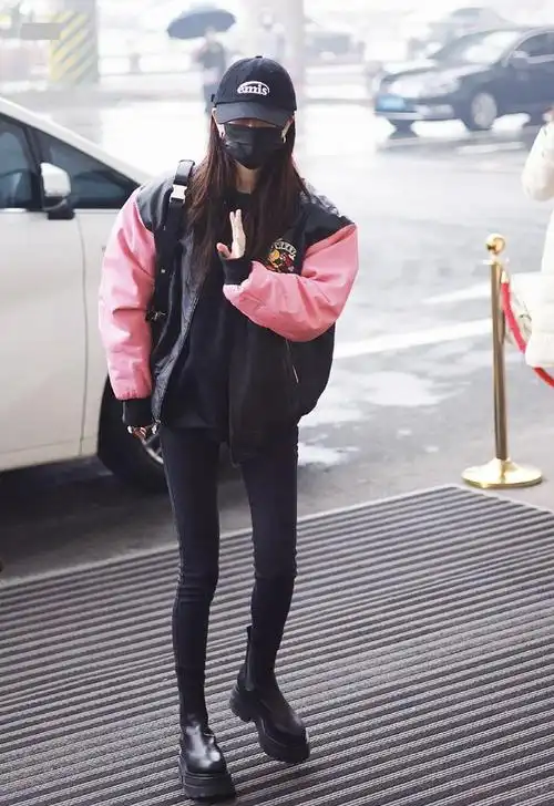 今天杨幂亮相长春机场脚踩黑色靴子看上去又美又飒