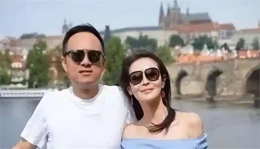 有种"整容"叫于明加结婚,丈夫胡俊变化不大,她却像变了一个人