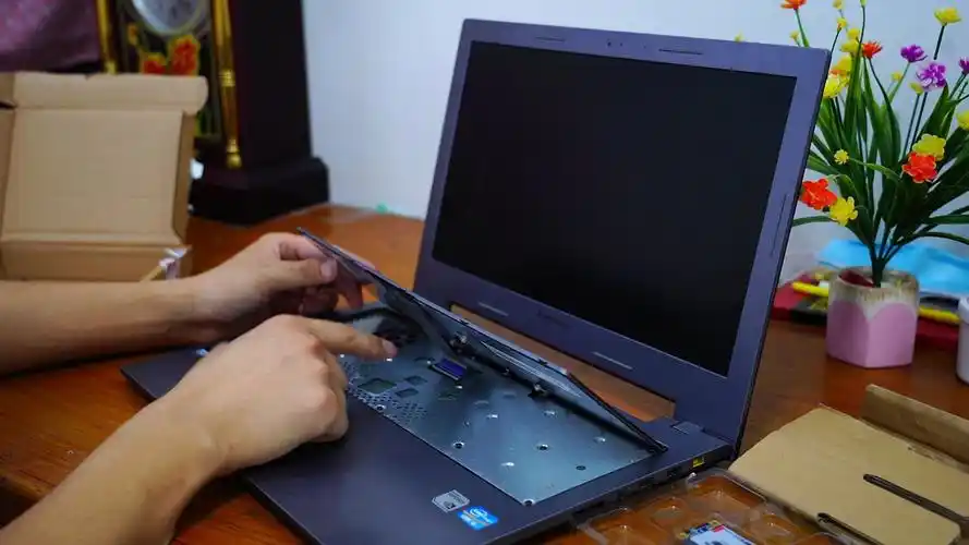 今天给大家讲解一下,联想笔记本电脑的拆卸,以及更换硬盘或者加装固态