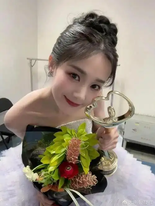 李一桐好漂亮哦笑起来好甜