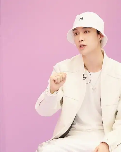 张艺兴街舞技能很赞造型帅气满分他这些穿搭潮流感十足