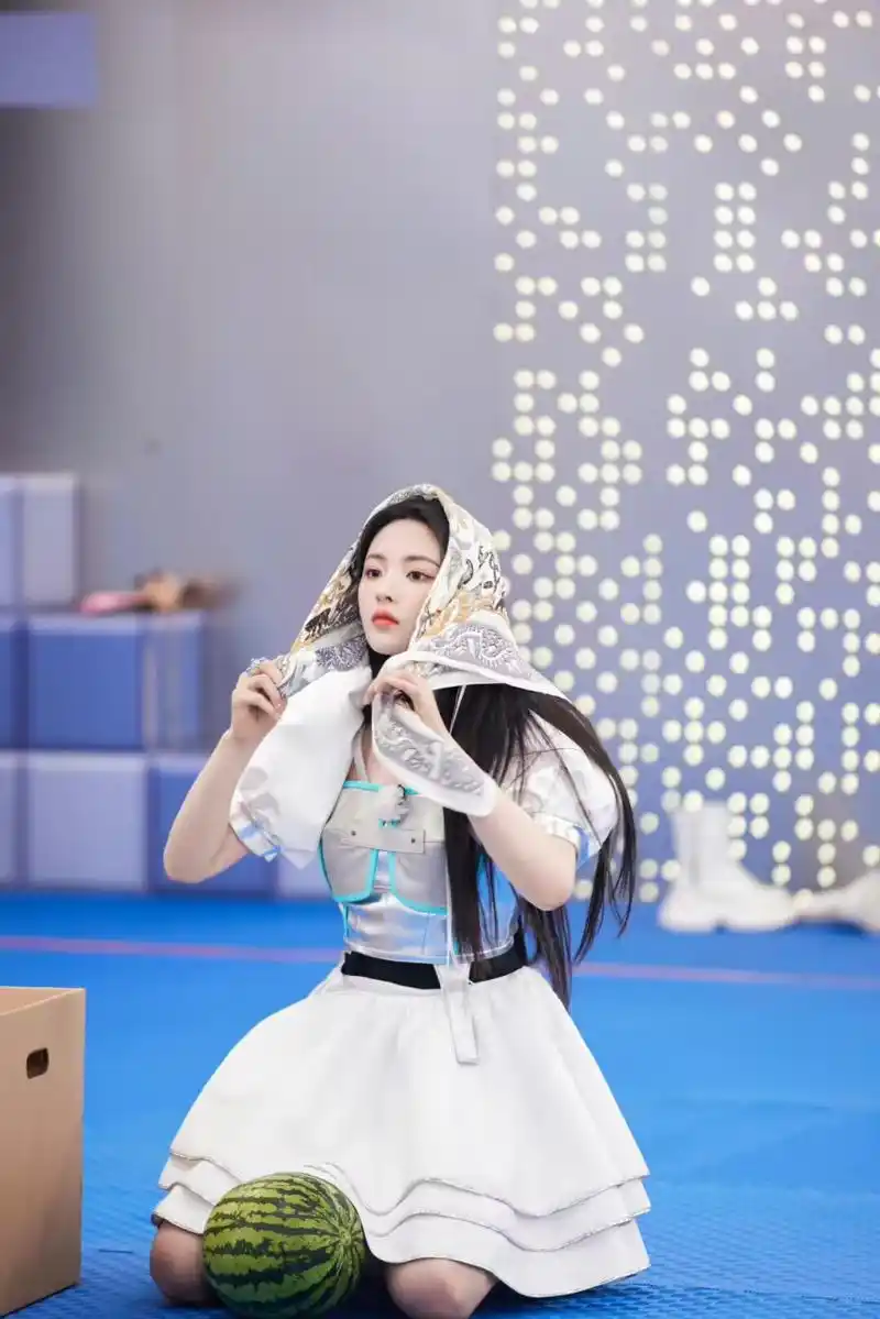 胡先煦下部拍优酷的悬疑剧《火神》 ,这个剧还有别的生竞争来着