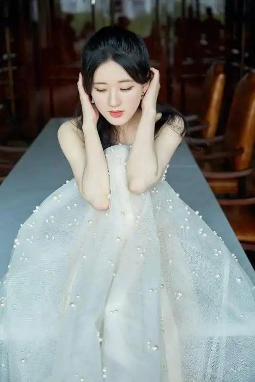 赵露思白色婚纱造型散落人间的公主