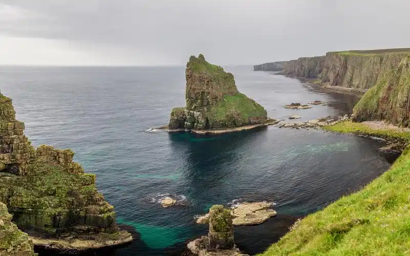 海岸边的绿色小岛屿和悬崖风景