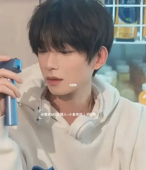 男生碎盖烫烫型不烫卷的发型阳光帅气