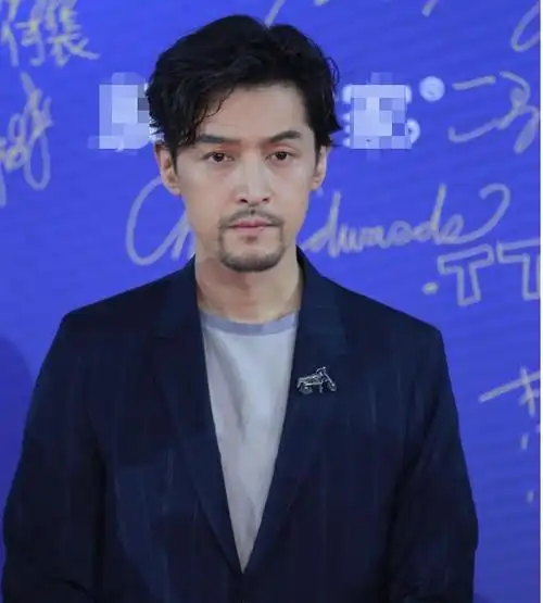 胡歌现身北京电影节小胡子成熟性感网友喜欢那辆摩托车
