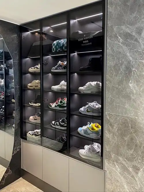 男孩子都有一个鞋墙梦定制鞋柜手办柜