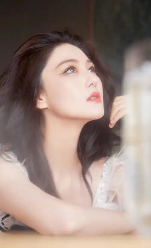 张馨予穿白色羽毛裙如天使下凡妆容精致体态优雅