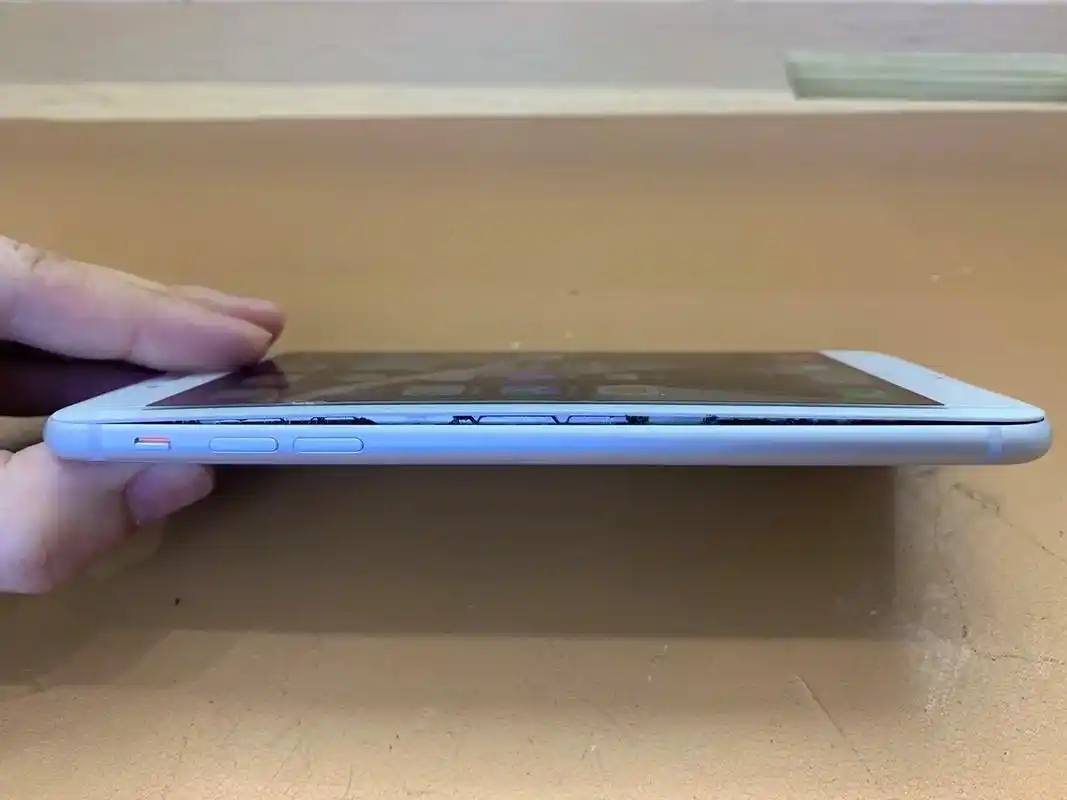 8plus电池鼓包维修案例.今日维修案例,客户iphone  - 抖音