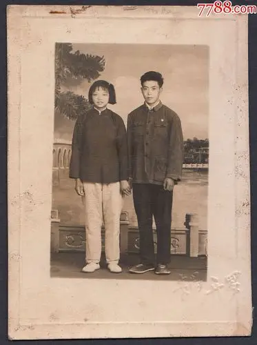 五十年代,贵阳开罗照相馆的一对小情侣的布景合影照,老照片_第1张
