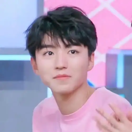 粉色系王俊凯向你报道,草莓味的小俊一口一个