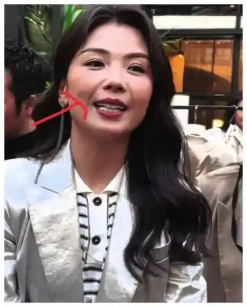 刘涛素颜曝光,脸部现深法令纹,性感形象瞬间消失,差异甚大.