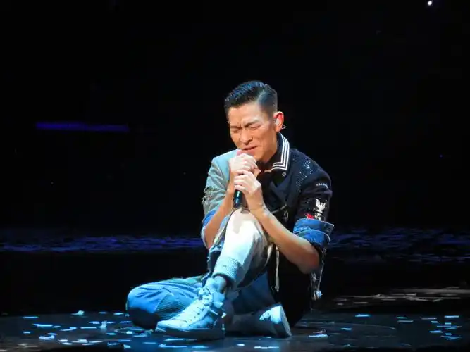 刘德华大连演唱会(20年前,是谁打了刘德华一巴掌?为何需要任达华出面)