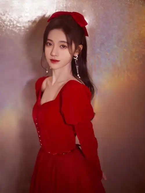 鞠婧祎正红色礼服