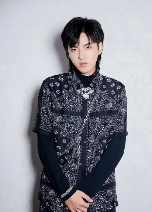 吴亦凡高冷酷帅男神,帅的惊为天人,比画中的人物还好看