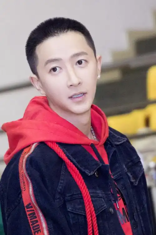 韩庚当日的发型是他新剪的板寸头.