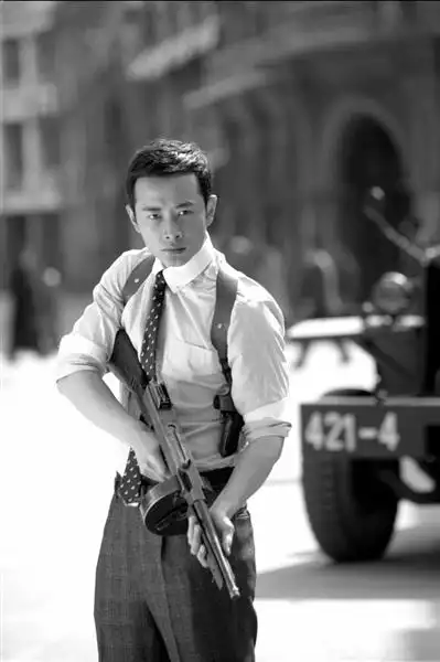 罗晋扮演的特工贺俊峰不仅精通谍报技术,枪械武功也不赖.    剧组供图