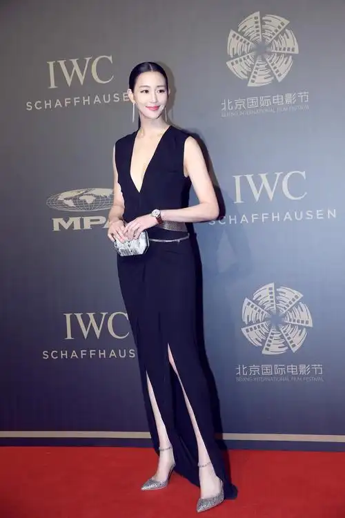 张钧甯亮相iwc电影人之夜 优雅气质清新脱俗