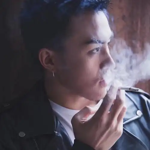 抽烟皮衣成熟男人