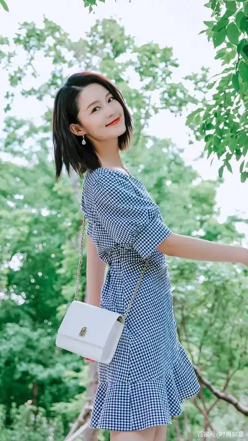 李沁古装最美?一身蓝色格纹裙配温柔短发,美若天仙