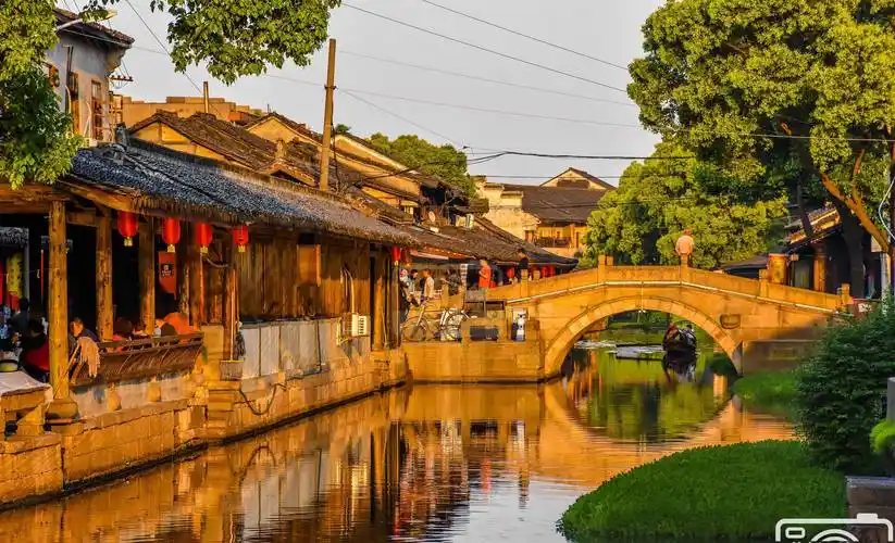 浙江古镇占地仅24平方公里,绍兴四大古镇之一,夕阳下景美如画_地方