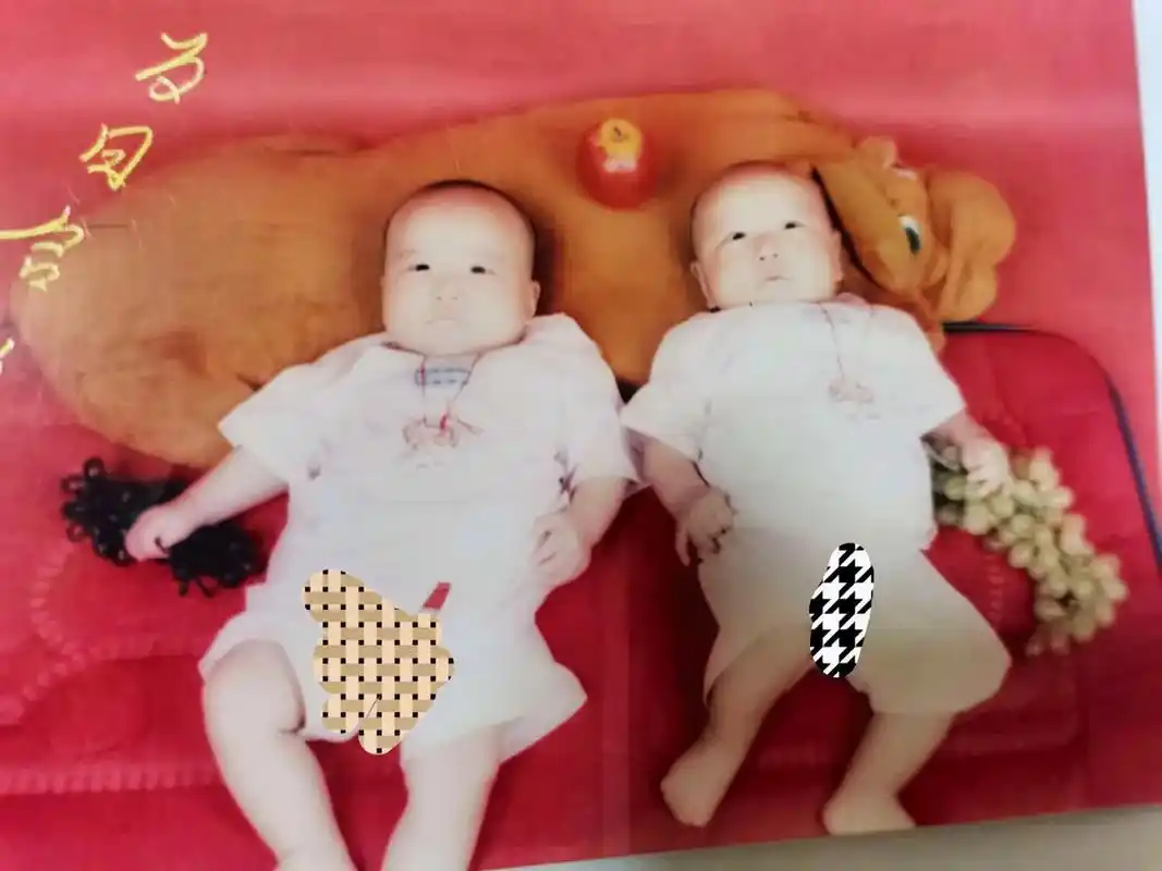 转眼间你俩就成大小伙子了,看着从小到大的照片,觉得时间从来也 - 抖